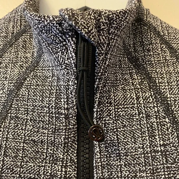 Lululemon Define Jacket in Black & White Herringbone Print Sz 6 - Picture 5 of 15